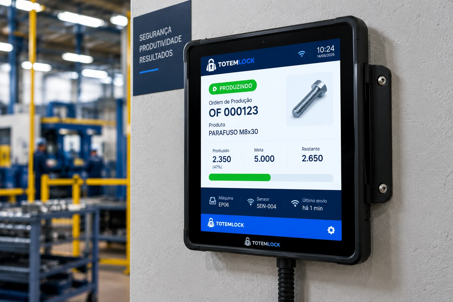 Tablet preso na parede de uma fábrica, mostrando uma ordem de produção na tela inteira